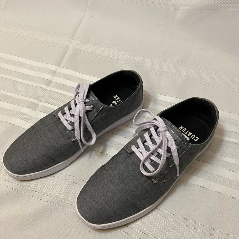Mens Grey Lace up Athletic Shoes Excellent Used Condition size 10